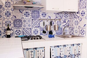 Kühlschrank, Mikrowelle, Wasserkocher mit Kaffee-/Teezubehör, Toaster