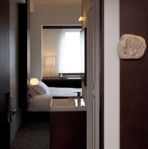 1 室のベッドルーム、デスク、WiFi (無料)、ベッドシーツ