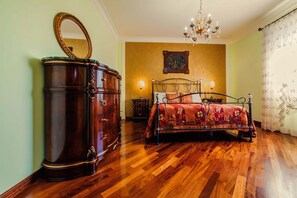 3 chambres, bureau, fer et planche à repasser, lit parapluie