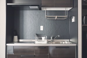 Refrigerador, microondas, parrilla de estufa y utensilios de cocina 