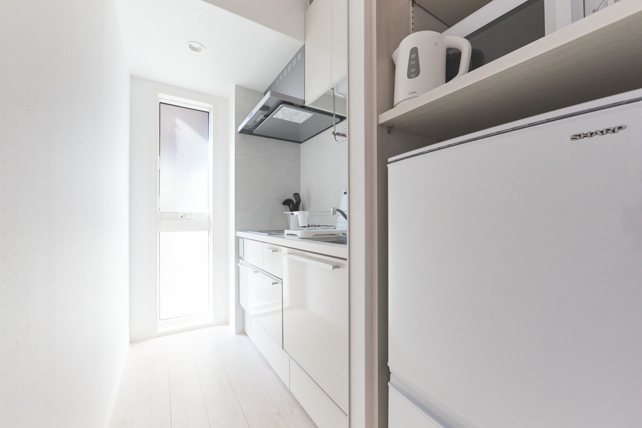 Réfrigérateur, micro-ondes, plaque de cuisson