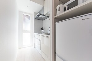 ثلاجة، ميكروويف، موقد طهي مسطح، مستلزمات طهي/أطباق/أوعية