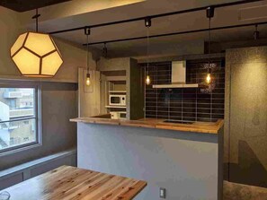 冷蔵庫、電子レンジ、コンロ、調理器具と食器