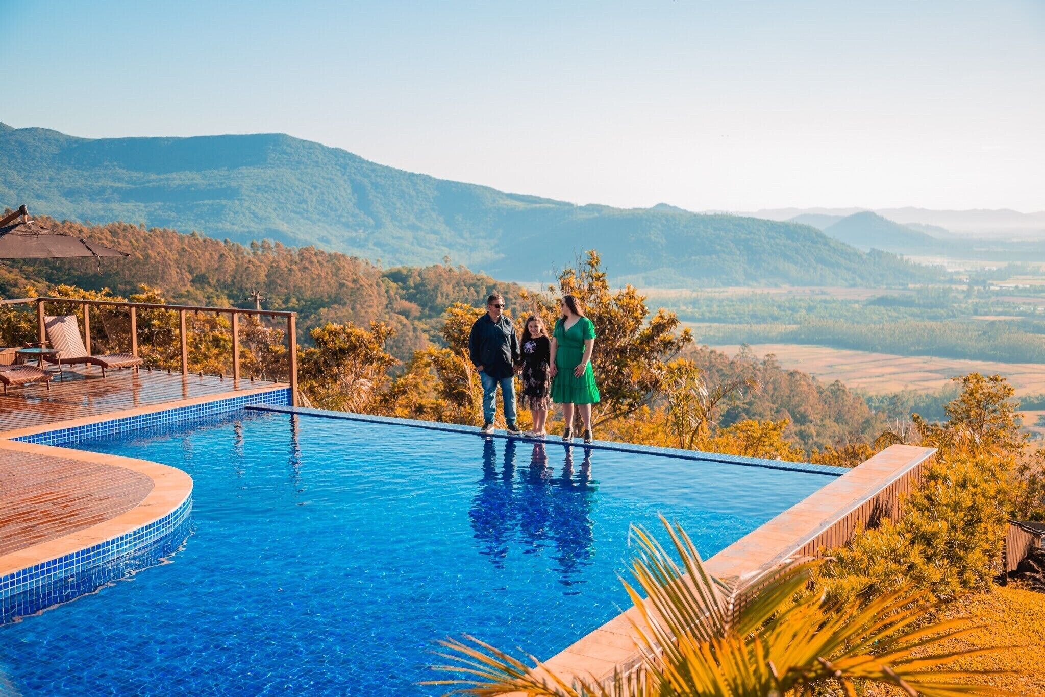 Piscine extérieure, parasols de plage, chaises longues