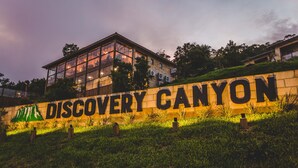 Un panneau indiquant l’entrée de Discovery Canyon, avec un bâtiment en arrière-plan.