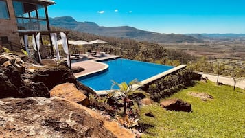 Piscina externa, guarda-sóis, espreguiçadeiras