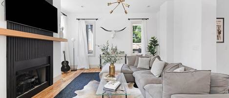 Téléviseur connecté, foyer, livres, chaßne audio