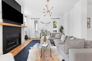 Televisor intel·ligent, llar de foc, llibres i estèreo 