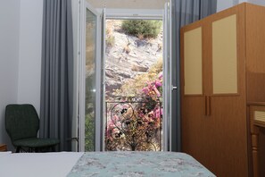 Escritorio, cortinas blackout, sistema de insonorización y wifi gratis 