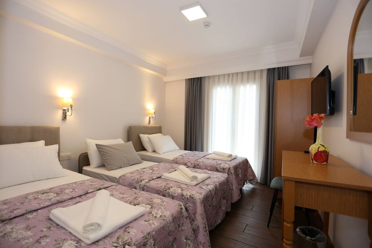 Chambre triple Confort | Bureau, rideaux d’obscurcissement, système d’insonorisation