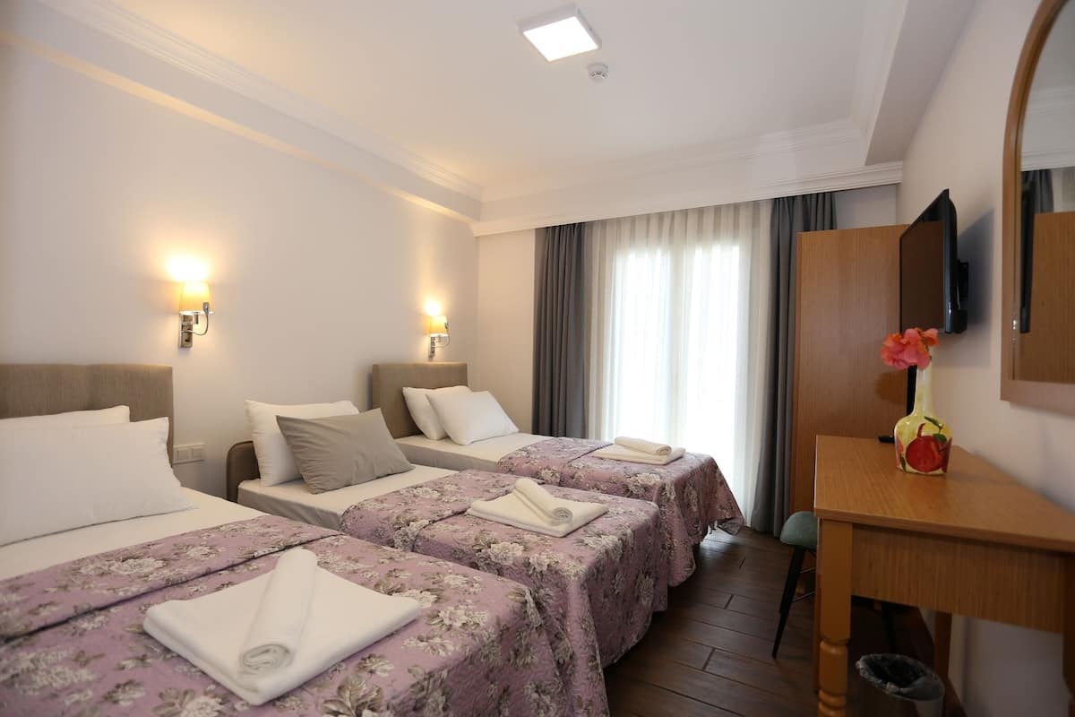 Comfort Triple Room | Desk, blackout drapes, soundproofing, free WiFi