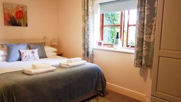 2 bedrooms, iron/ironing board, travel cot, free WiFi