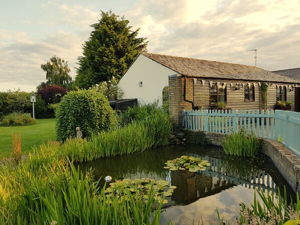 Property grounds - Perfect 2 bedroom pet-friendly family holiday home at Hawthorn Farm, Kent (Ware)