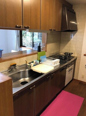 Fridge, microwave, stovetop, cookware/dishes/utensils