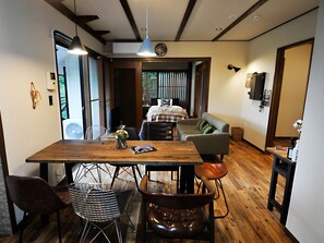 2 habitaciones, escritorio, tabla de planchar con plancha y wifi gratis 