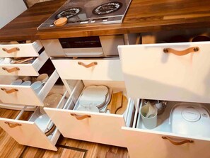 Geladeira, micro-ondas, cooktop, talheres/pratos/utensílios de cozinha