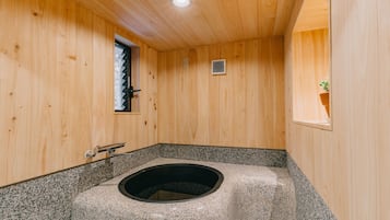 Secador de cabelo, toalhas de banho