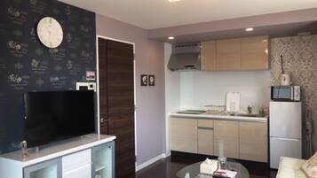 Kühlschrank, Mikrowelle, Herdplatte, Kochgeschirr/Geschirr/Besteck