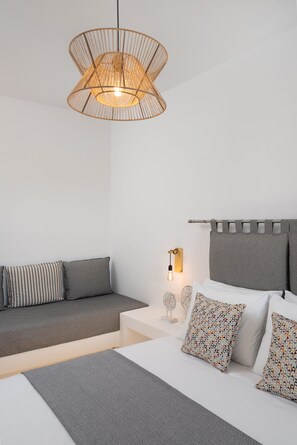Hypo-allergenic bedding, in-room safe, individually decorated - Sunray Lodgings (Santorini)