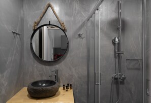 Standard Triple Room | Bilik Mandi | Pancuran mandi, hulu semburan mandi hujan 