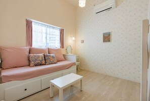 TV, Netflix, streaming services - L British style Newly built Westernstyle buildi / Osaka Ōsaka (Osaka)