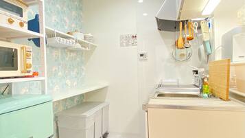 Fridge, microwave, stovetop, cookware/dishes/utensils