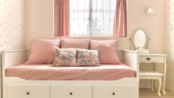 3 bedrooms, desk, iron/ironing board, free WiFi