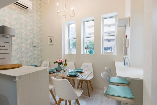 Dining - S Marine Newly built Westernstyle building wal / Osaka Ōsaka (Osaka)