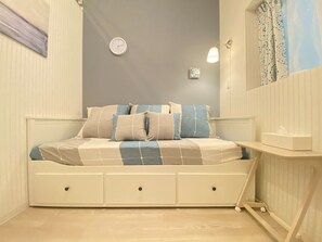 1 bedroom, desk, iron/ironing board, free WiFi - S Marine Newly built Westernstyle building wal / Osaka Ōsaka (Osaka)