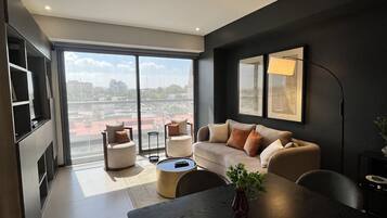 Smart-TV, Tischtennisplatte, Bücher, Musikbibliothek