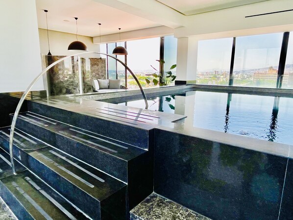 Indoor pool, a heated pool - Americana Luxury Condo 2bedr 2 Bathroom (Guadalajara)