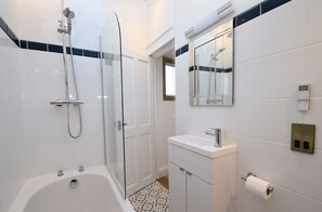 Kombination af bruser/badekar, hårtørrer, håndklæder, Toiletpapir