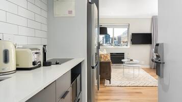 Réfrigérateur, micro-ondes, four, plaque de cuisson