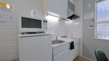 Fridge, microwave, stovetop, cookware/dishes/utensils