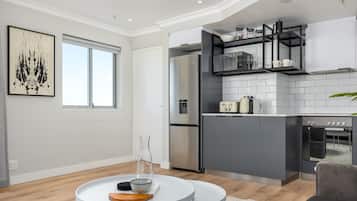 Cafetera y tetera, refrigerador, microondas y horno
