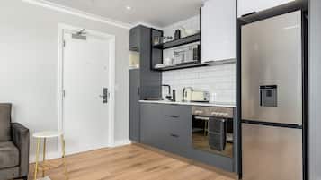 Køleskab, mikrobølgeovn, ovn, kogeplade