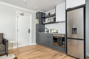 Fridge, microwave, oven, stovetop - Point Break | Ocean Views | Walk to VandA | Pool (Cape Town)