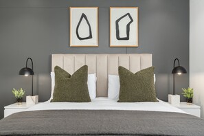 1 slaapkamer, een kluis op de kamer, een strijkplank/strijkijzer, wifi