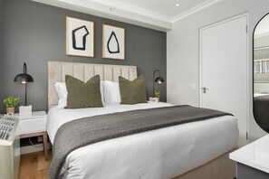 1 chambre, coffre-fort, bureau, fer et planche à repasser