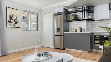 Réfrigérateur, micro-ondes, four, plaque de cuisson