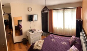 3 bedrooms, iron/ironing board, internet, bed sheets