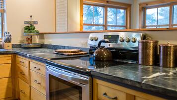 雪櫃、微波爐、焗爐、爐具