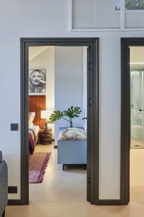 خزنة داخل الغرفة ومكواة/لوح كي وواي فاي مجانًا وملاءات أسرّة