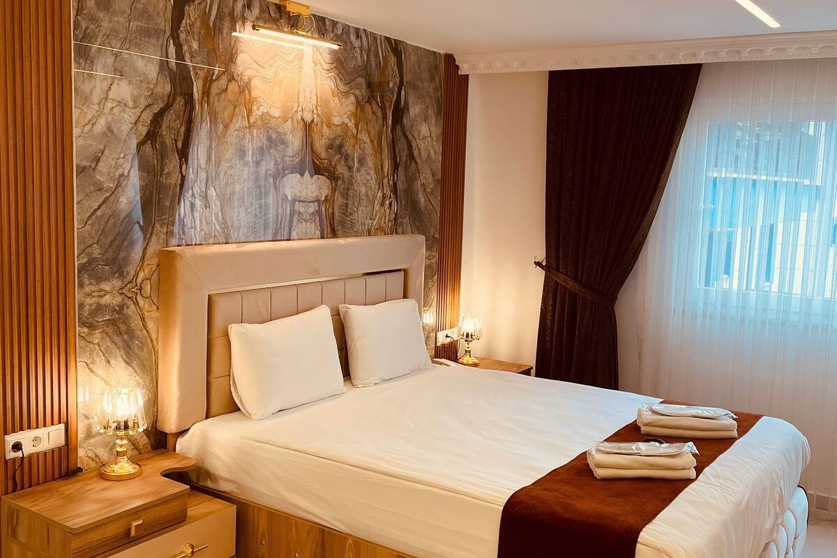 luxury studio suite | 1 bedroom, desk, free wifi, bed sheets