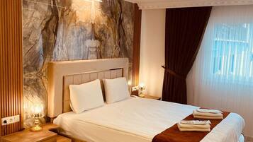 Luxury Studio Suite | 1 bedroom, desk, free WiFi, bed sheets