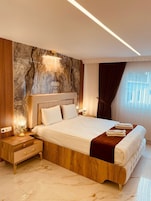 Luxury Studio Suite | Desk, free WiFi, bed sheets