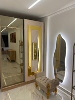 Luxury Studio Suite | Desk, free WiFi, bed sheets