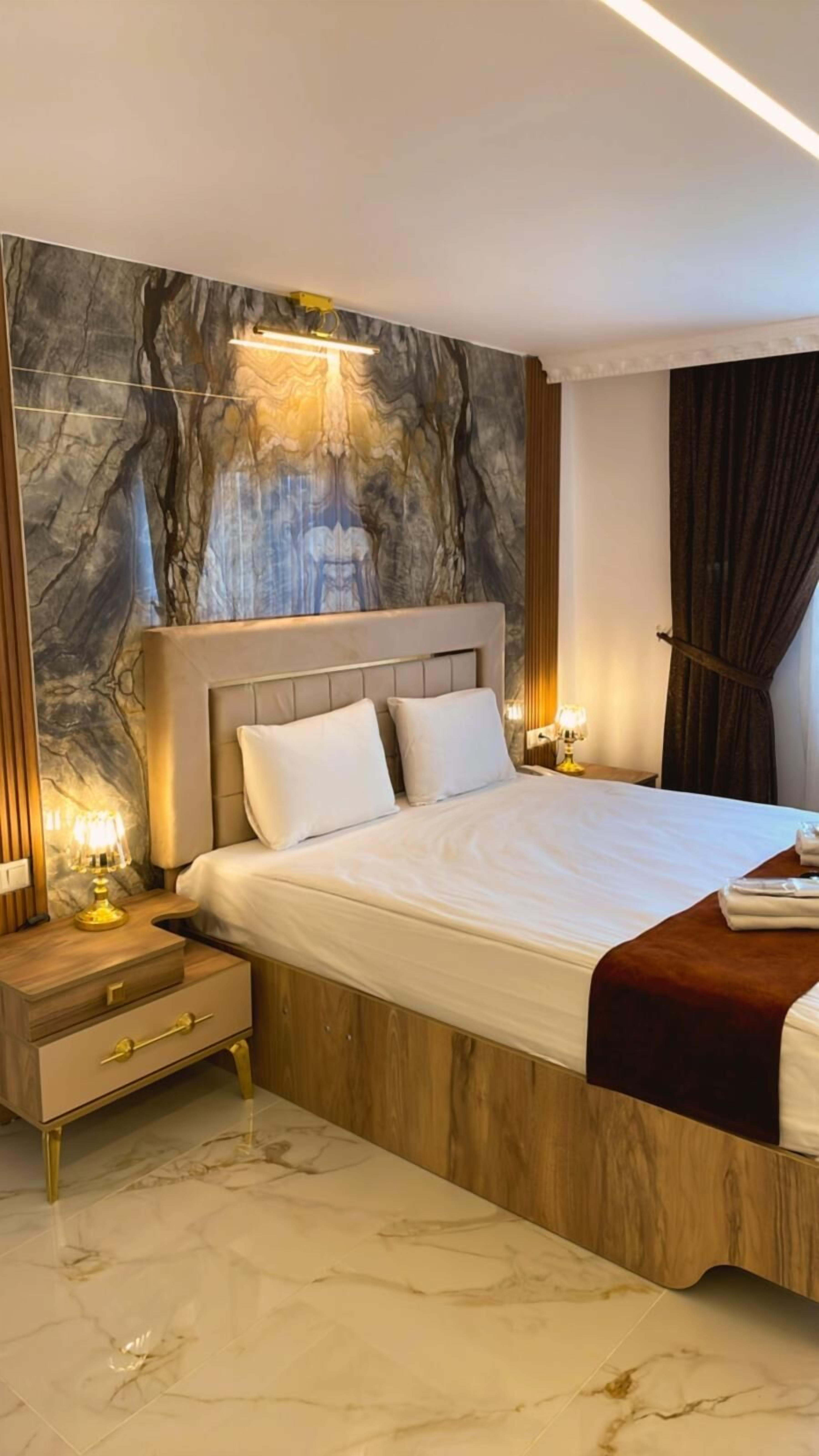 Luxury Studio Suite | Desk, WiFi (free), bed sheets