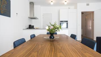 City appartement | Privékeuken | Een koelkast, een vaatwasser, een koffiezetapparaat/waterkoker