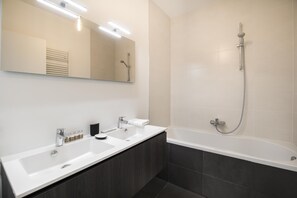 City appartement | Badkamer | Een haardroger, zeep, shampoo